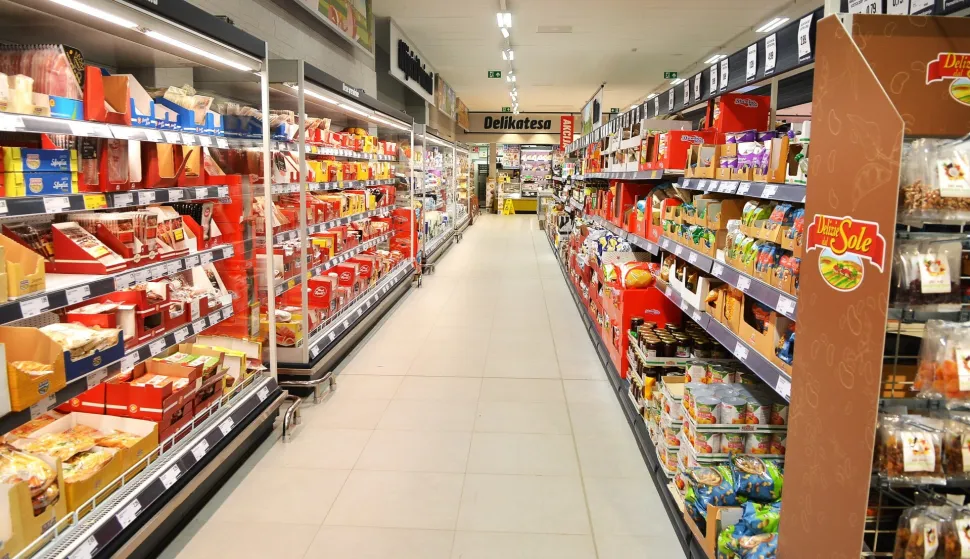 Karlovac, 24.01.2025. - Obilaskom nekoliko trgovačkih centara u Karlovcu, u kojima je svakodnevno zamjetan protok kupaca, slika današnjeg organiziranog bojkota, po uzoru na u svijetu već poznatu akciju "Buy Nothing Day", kupaca je bilo da ih je bilo lako izbrojiti, a svugdje je, od niza blagajni radila tek po jedna blagajna. foto HINA/ Mladen VOLARIĆ/ mv