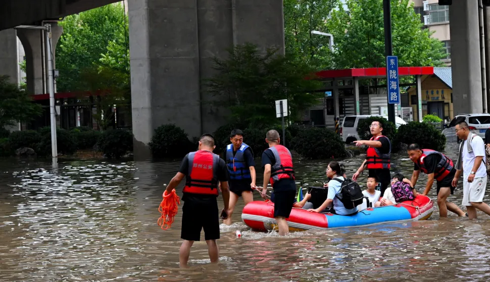 epa12288782 Staff members transfer citizens at an intersection in Zhengzhou, central China's Henan Province, 07 August 2025. Zhengzhou was hit by heavy rainfall on the day. EPA/XINHUA/HAO YUAN CHINA OUT/UK AND IRELAND OUT/  MANDATORY CREDIT EDITORIAL USE ONLY