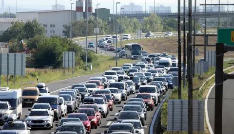 Zagreb, 29.6.2024.- Poja?an je promet na cestama u smjeru mora osobito na autocestama A1 Zagreb-Plo?e-Karamati?i, A2 Zagreb-Macelj, A6 Rijeka-Zagreb, zagreba?koj (A3) i rije?koj (A7) obilaznici te na ulasku u Hrvatsku kod Maclja, izvijestio je u subotu ujutro Hrvatski autoklub (HAK). Na slici go?ve kod naplatne postaje Lu?ko. foto HINA/ Admir BULJUBA?I?/ ua