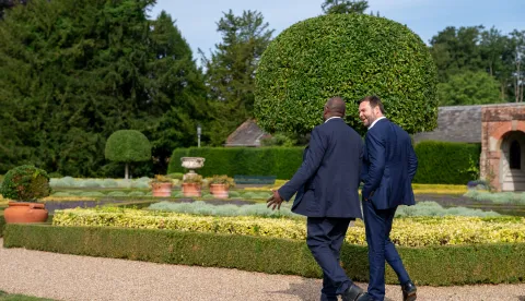 LONDON, 9. kolovoza 2025. (Hina/Reuters) - Britanski ministar vanjskih poslova David Lammy i američki potpredsjednik JD Vance sastat će se u subotu u Velikoj Britaniji s ukrajinskim i europskim saveznicima kako bi razgovarali o nastojanjima predsjednika Donalda Trumpa za postizanje mira u Ukrajini, rekao je glasnogovornik Downing Streeta.