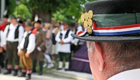 Vinkovci, 20.07.2025. - Otkriveno obnovljeno crkveno zvono koje je prvotno bilo postavljeno prije sto godina, povodom tisuću godina Hrvatskog kraljevstva i ondje je bilo do Domovinskog rata, kada su neprijateljskim projektilima pogođeni crkva i toranj. Od danas bit će trajno izloženo ispred crkve Svetih Euzebija i Poliona.foto HINA/Gordan Panić