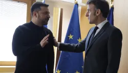 epa11944177 Ukraine's President Volodymyr Zelensky (L) meets France's President Emmanuel Macron (R) on the sidelines of the Special European Council to discuss continued support for Ukraine and European defence at the EU headquarters in Brussels, Belgium, 06 March 2025. European Union leaders held emergency talks in Brussels, gathering as the Trump administration upends traditional alliances and retracts wartime backing of Ukraine. EPA/LUDOVIC MARIN/POOL