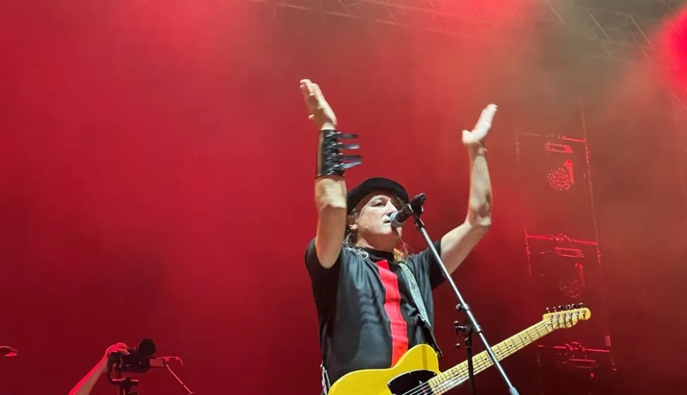 Pred krcatom pulskom Arenom večeras je započeo koncert sarajevskog benda Plavi orkestar, u sklopu druge večeri Adria Summer Festivala.