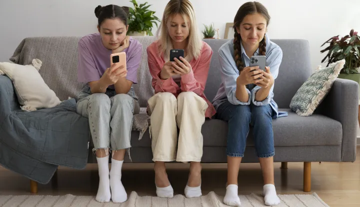 Iako društvene mreže omogućuju povezivanje, izražavanje i informiranost, sve je više pokazatelja da njihova pretjerana uporaba dovodi do emocionalnih teškoća, gubitka samopouzdanja, zavisti, kroničnog uspoređivanja s drugima te raznih rizičnih oblika ponašanja, tvrde u Psihološkom centru, dodajući kako su sadržaji kojima su mladi izloženi na društvenim mrežamau vrlo često dorađeni, nerealni i orijentirani na stvaranje dojma savršenstva