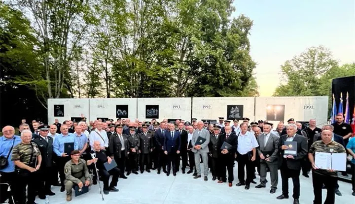 Povodom Dana pobjede i domovinske zahvalnosti, Dana hrvatskih branitelja te 30. obljetnice vojno-redarstvene operacije Oluja, potpredsjednik Vlade i ministar hrvatskih branitelja Tomo Medved uručio je braniteljske zahvalnice postrojbama Zbornog područja Split i Južnog bojišta u Splitu, Zbornog područja Gospić u Gospiću, Zbornog područja Karlovac u Slunju; te Zbornog područja Zagreb, Zbornog područja Bjelovar i Zbornog područja Osijek, kojima su priznanja uručena u Glini.