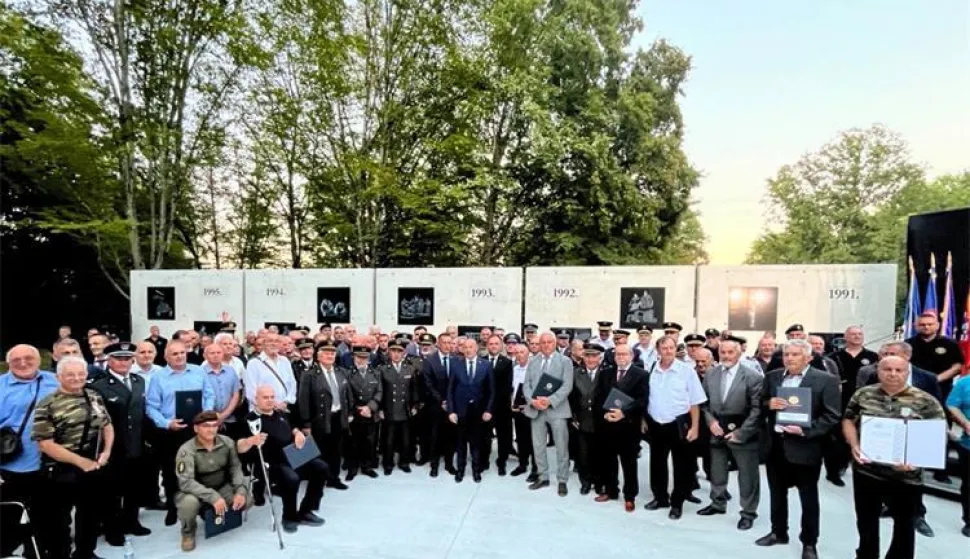 Povodom Dana pobjede i domovinske zahvalnosti, Dana hrvatskih branitelja te 30. obljetnice vojno-redarstvene operacije Oluja, potpredsjednik Vlade i ministar hrvatskih branitelja Tomo Medved uručio je braniteljske zahvalnice postrojbama Zbornog područja Split i Južnog bojišta u Splitu, Zbornog područja Gospić u Gospiću, Zbornog područja Karlovac u Slunju; te Zbornog područja Zagreb, Zbornog područja Bjelovar i Zbornog područja Osijek, kojima su priznanja uručena u Glini.