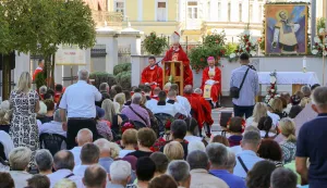 POŽEGA - Svetkovina sv. Lovre, đakona i mučenika, zaštitnika Požeške biskupije i njezinaCaritasa proslavljena je euharistijskim slavljem na otvorenom prostoru ispred Biskupskogdoma u Požegi.