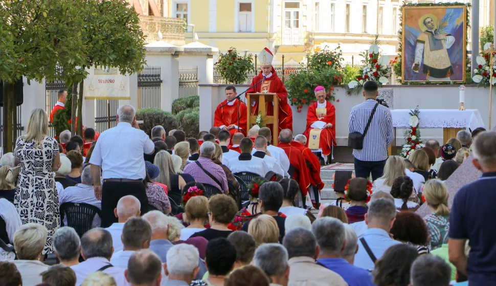 POŽEGA - Svetkovina sv. Lovre, đakona i mučenika, zaštitnika Požeške biskupije i njezinaCaritasa proslavljena je euharistijskim slavljem na otvorenom prostoru ispred Biskupskogdoma u Požegi.