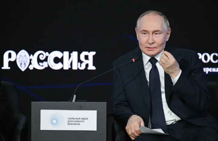 epa12212852 Russian President Vladimir Putin attends a plenary session of the 5th annual forum 'Strong Ideas for a New Time' hosted by the autonomous non-profit organization Agency for Strategic Initiatives to Promote New Projects (ASI) in Moscow, Russia, 03 July 2025. EPA/RAMIL SITDIKOV/KREMLIN/POOL MANDATORY CREDIT