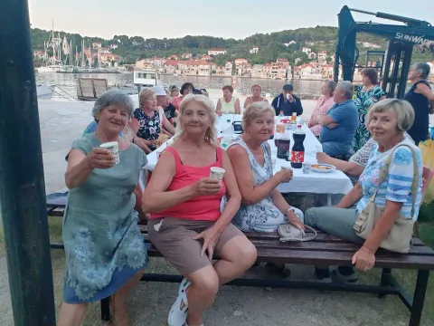 Malo na more, malo utoplice, pa lokalni izleti,plesnjak i društvene igre