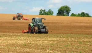 ?11.05.2014., Garesnica, Veliki Pasijan - Suncan dan poljoprivrednici su iskoritili za rad u polju, odnosno nastavak sadnje i sjetve. Traktrori su u punom pogonu, a zemlja se priprema za sadnju raznih poljoprivrednih kultura. Photo: Damir Spehar/PIXSELL------kolor 2x novosti