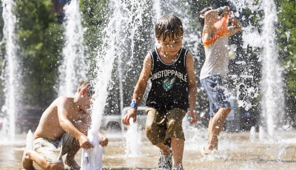 epa12193200 Children cool off at a splash park waterfront in SW Washington, DC, USA, 23 June 2025. DC is in the midst of a heat wave that stretches across much of the US East Coast. Temperatures in the capital city are expected to break 100 degrees Fahrenheit (38 degrees Celsius), with the real-feel temperature reaching 110 (43 degrees Celsius). EPA/JIM LO SCALZO