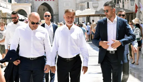 Dubrovnik, 11.08.2025. - Predsjednik Hrvatskog sabora Gordan Jandrokovi? sastao se u ponedjeljak u Dubrovniku s dubrova?kim gradona?elnikom Matom Frankovi?em i dubrova?ko-neretvanskim ?upanom Bla?om Pezom. Na fotografiji Bla? Pezo, Gordan Jandrokovi?, Mato Frankovi?. Foto HINA/Baldo MARUN?I?/ bm