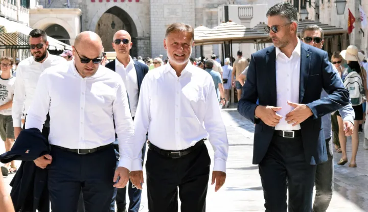 Dubrovnik, 11.08.2025. - Predsjednik Hrvatskog sabora Gordan Jandrokovi? sastao se u ponedjeljak u Dubrovniku s dubrova?kim gradona?elnikom Matom Frankovi?em i dubrova?ko-neretvanskim ?upanom Bla?om Pezom. Na fotografiji Bla? Pezo, Gordan Jandrokovi?, Mato Frankovi?. Foto HINA/Baldo MARUN?I?/ bm