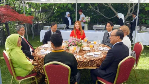 MAGAZIN INA ASEAN Foto_Veleposlanstvo_Malezije__za_stolom_veleposlanici_i_partneri_ASEAN-a_i_Ina_Stasevic_u_rezidenciji_veleposlanice_Indonezije__GS