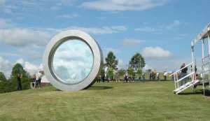   Hrvatska Kostajnica, 10.08.2023 -  Kod obiljeja "Slomljeni pejza", na brdu Čukur iznad Hrvatske Kostajnice, obiljeena je 32. godinjica pogibije snimatelja Hrvatske televizije Gordana Lederera. Lederer je ubijen 10 kolovoza 1991. godine snajperskim hicem, na snimateljskom radnom zadatku, u 33. godini ivota. Nakon to su uz spomen-obiljeje poloeni vijenci i zapaljene svijeće, o Gordanu Ledereru su govorili izaslanik premijera Andreja Plankovića, potpredsjednik Vlade i ministar hrvatskih branitelja Tomo Medved i izaslanik predsjednika Sabora Gordana Jandrokovića, sisačko-moslavački upan Ivan Celjak. foto HINA/ Zdravko STRIIĆ/ ik                    