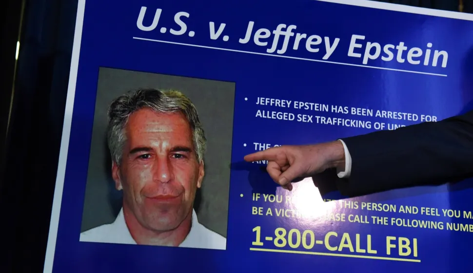 Epstein je krajem srpnja pronađen bez svijesti u ćeliji na Manhattanu s ozlijedama vrata, Vlasti su otvorile istragu o indicentu koji su tretirale kao mogući pokušaj samoubojstva ili napad.Epstein se izjasnio 8. srpnja da nije kriv za seksualnu trgovinu i zavjeru, nakon što je dva dana ranije uhićen. Tužitelji u optužnici navode da je namamio desetke 14-godišnjih djevojčica u svoje luksuzne domove u New Yorku i na Floridi te im plaćao za seksualne usluge. U optužnici stoji da je bivši menadžer hedge fonda dogovarao da djevojke gole izvode "masaže" i druge seksualne radnje te plaćao nekim djevojkama da regrutiraju još djevojaka.Epstein je ranije poručio da su susreti s navodnim žrtvama bili sporazumni i da je vjerovao da su imale 18 godina.Optužen je zbog seksualne trgovine i nedoličnog ponašanja koje se događalo od 2002. do 2005. Epstein je poznat po druženjima s političarima i kraljevskom obitelji, a prijatelji su mu bili američki predsjednik Donald Trump, bivši predsjednik Bill Clinton, a prema sudskim navodima i britanski princ Andrew. 