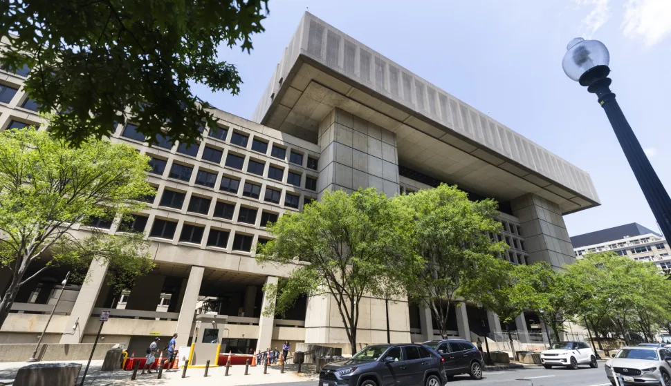 epa12106962 Netting covers the top of the deteriorating Federal Bureau of Investigation (FBI) headquarters in Washington, D.C., USA, 16 May 2025. FBI Director Patel said in a TV interview, 'The FBI is leaving the Hoover building because it is unsafe for our workforce.' EPA/JIM LO SCALZO