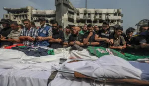epa12293442 Palestinians attend the funeral of journalists killed in an Israeli strike, outside Al-Shifa Hospital in Gaza City, 11 August 2025. At least seven people, including five Al Jazeera media team members Anas Al-Sharif, Mohammed Qreiqeh, Ibrahim Zaher, Moamen Aliwa and Mohammed Noufal, were killed in an Israeli strike on their tent outside Gaza's Al-Shifa Hospital late 10 August 2025. The Israel Defense Forces (IDF) claimed direct responsibility for the attack. EPA/MOHAMMED SABER