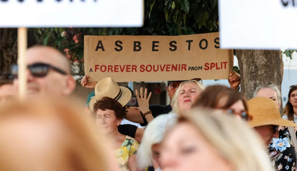 Split, 11.08.2025. - Građanska inicijativa Zdravi Split organizirala je prosvjed i prosvjednu šetnju centrom grada kako bi podigla glas protiv broda Moby Drea koji je privezan u splitskom škveru, a za koji tvrde da predstavlja ozbiljnu prijetnju javnom zdravlju zbog prisutnosti azbestnog otpada.foto HINA/ Miroslav Lelas/ lm