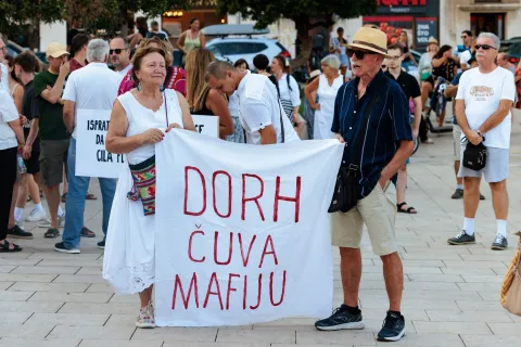 Split, 11.08.2025. - Građanska inicijativa Zdravi Split organizirala je prosvjed i prosvjednu šetnju centrom grada kako bi podigla glas protiv broda Moby Drea koji je privezan u splitskom škveru, a za koji tvrde da predstavlja ozbiljnu prijetnju javnom zdravlju zbog prisutnosti azbestnog otpada.foto HINA/ Miroslav Lelas/ lm