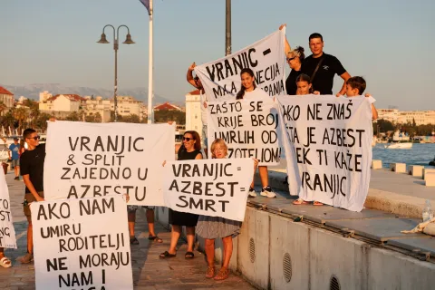 Split, 11.08.2025. - Građanska inicijativa Zdravi Split organizirala je prosvjed i prosvjednu šetnju centrom grada kako bi podigla glas protiv broda Moby Drea koji je privezan u splitskom škveru, a za koji tvrde da predstavlja ozbiljnu prijetnju javnom zdravlju zbog prisutnosti azbestnog otpada.foto HINA/ Miroslav Lelas/ lm