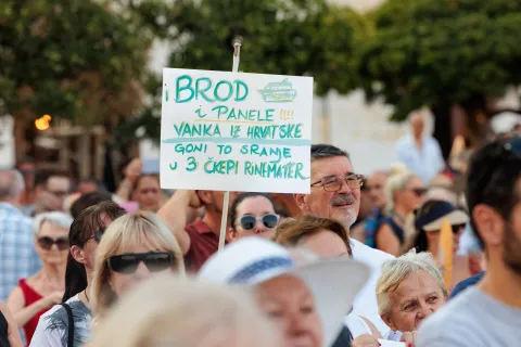 Split, 11.08.2025. - Građanska inicijativa Zdravi Split organizirala je prosvjed i prosvjednu šetnju centrom grada kako bi podigla glas protiv broda Moby Drea koji je privezan u splitskom škveru, a za koji tvrde da predstavlja ozbiljnu prijetnju javnom zdravlju zbog prisutnosti azbestnog otpada.foto HINA/ Miroslav Lelas/ lm