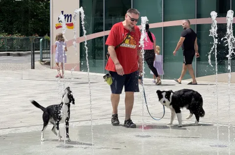 Valpovo, 12. 07. 2025., slobodnjak, slobodnjaci, vrućina, ljeto, osvježenje, fontana, visoke temperature, sunčano vrijeme, pasja vrućina; ilustracijaSNIMIO BRUNO JOBST