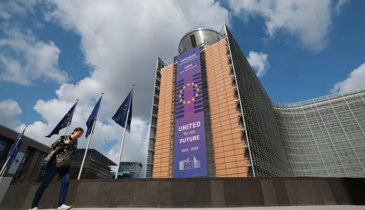 epa12276810 European commission headquarters in Brussels, Belgium, 01 August 2025. U.S. President Donald Trump signed an executive order imposing tariffs of 15 percent on most EU goods and up to 41 percent to other countries. The tariffs take effect on 07 August 2025, a one-week delay to allow more time for negotiations. EPA/OLIVIER HOSLET