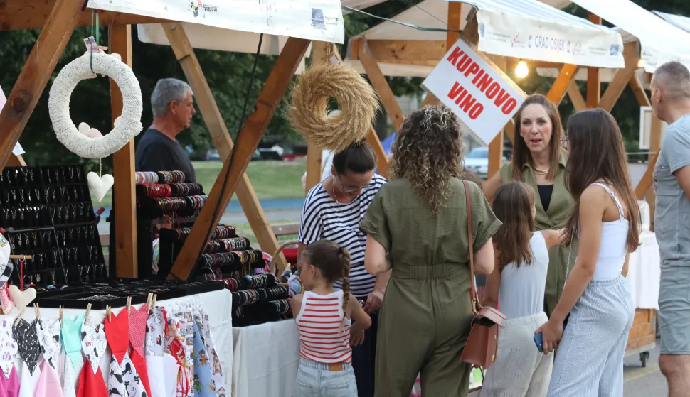 Osijek 26. 07. 2025, II. osječka ljetna noć. Šetalište, ponuda obrtnika, druženje, VGP, Polaz Vanje Radauša, Klapa Zrninski i Vesela grupa, Trga slobode filmska večer za najmlađe i Trg Ante Starčevića, koncert Moj galebe, Dino Petrić i Jure Brkljača.snimio GOJKO MIITĆ