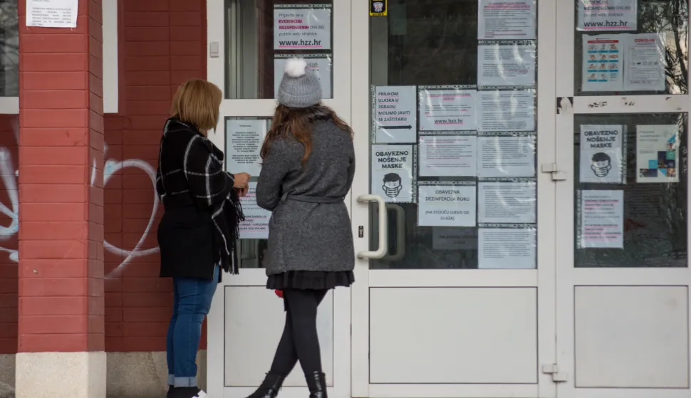 OSIJEK- 08.12.2020., Zavod za zaposljavanje, HZZ, cekanje ispred zavoda zbog ograniceng broja ljuda, zastitne maske su obavezne, slobodnjak.Foto: Andrea Ilakovac