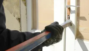 Osijek: 16.04.2014Provala vrata sa pajerom, ilustracija za crnu kroniku, obijanje, provala, razvaljivanjeSnimio: Josip eri