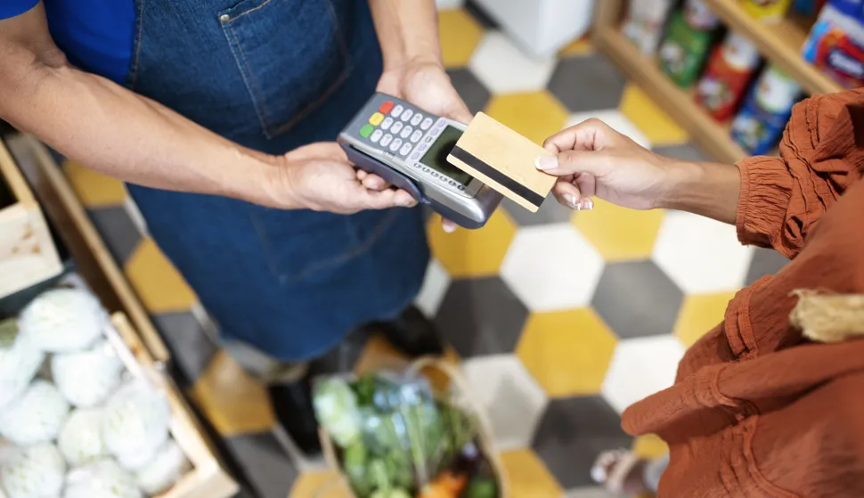 beskontaktno placanje, kreditna kartica, debitna kartica, gotovina, novac, kupovina, euro, ilustracijafreepik