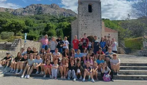 POŽEGA/BAŠKADanas kada je puno nekadašnjih objekata namijenjenih dječjim odmorima promijenilo svoju namjenu ili su pak trajno zatvorili vrata, u Baški i dalje postoji jedno od rijetkih mjesta koje u potpunosti služi djeci i njihovim potrebama. Riječ je o Dječjem odmaralištu u Baški, u vlasništvu Grada Požege, kojim upravlja gradsko poduzeće Auretis Požega.2025.