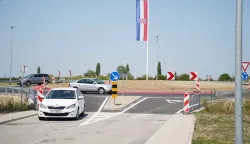 VINKOVCINapokon su Vinkovci dobili novi kružni tok koji su mjesecima očekivali - kod trgovačkog centra STOP SHOPkolovoz 2025.