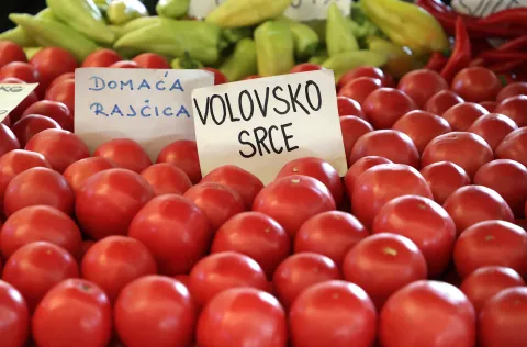 Osijek, 12. 08. 2025., Glavna tržnica, pija, ponuda, ljeto, cijene, ponuda, rajčica; rajčice; paradajzSNIMIO BRUNO JOBST