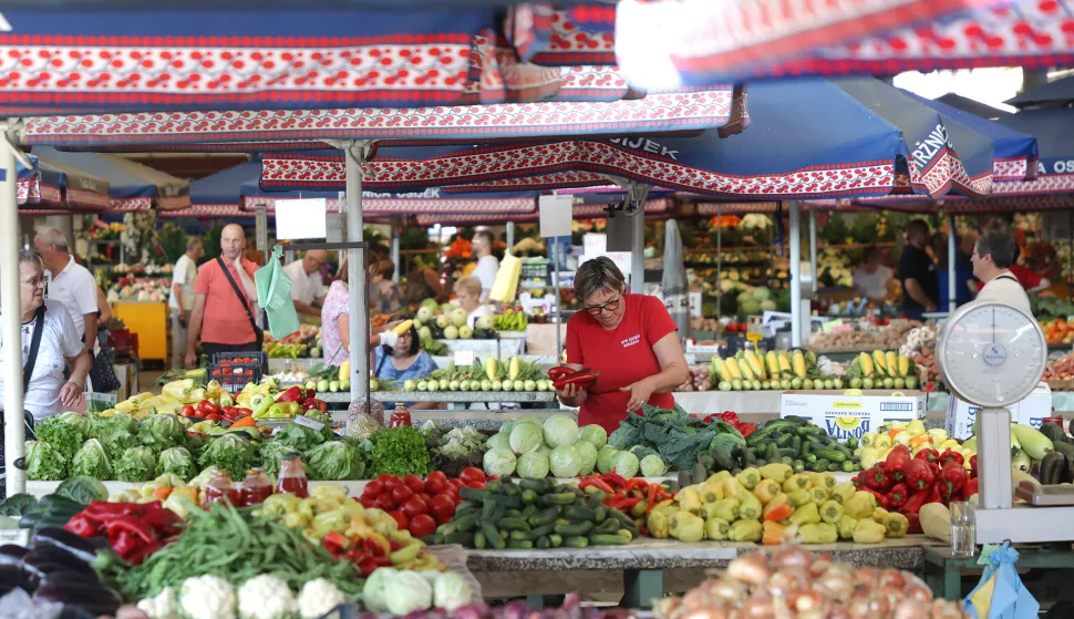 Osijek, 12. 08. 2025., Glavna tržnica, pija, ponuda, ljeto, cijene, ponudaSNIMIO BRUNO JOBST