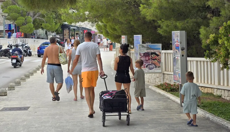 Slobodnjak, ilustracija, jadransko more, jadran, godisnji odmor, turizam, turisti, plaža, baška voda, okolica makarska, ljeto 2025.Mario Mihaljević