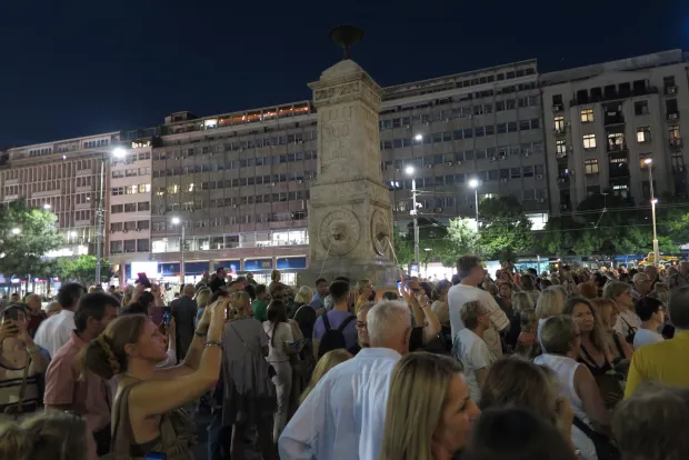 Beograd, 12.8.2025. - Stotine Beograđana okupilo se u utorak navečer u sredi&scaron;tu grada odajući počast glazbenoj obitelji Dedić - Arsenu, Matiji i Gabi, da u znak sjećanja "zapali svijeće i ostavi cvijeće, zbog silne ljubavi i ljepote koju su desetljećima nesebično dijelili s nama", objavljeno je u pozivu na dru&scaron;tvenim mrežama. foto HINA/ Velimir ILIĆ/ vi
