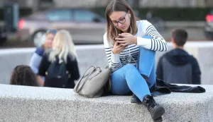 Zagreb: Meštrovićev Zdenac života - jedna od omiljenih postaja prolaznika gradom 11.10.2018., Zagreb - Trg Republike Hrvatske. Zdenac zivota, remek djelo znamenitog hrvatskog kipara Ivana Mestrovica pored kojeg se prolaznici zaustavljaju te pronalaze prostor za razlicite vrste odmora te uzivaju u pogledu na HNK. Photo: Sanjin Strukic/PIXSELL 