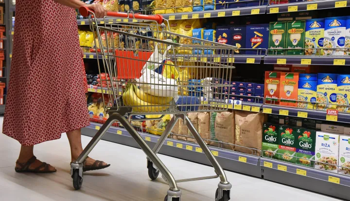 RIJEKA,24.07. 2025. RIJEKAKANTRIDA OTVARANJE NOVI MARKET TOMMY ILUSTRACIJA TRGOVINA POTROSACKA KOSARICA KUPAC KUPCI MALOPRODAJA CIJENA CIJENE PREHRANA KUPOVINA POSKUPLJENJE HRANA TRGOVACKI LANAC PDV POREZ KUCNE POTREPSTINE...AKCIJA SNIZENJE...NA FOTO: PASTA RIZASNIMIO SERGEJ DRECHSLER