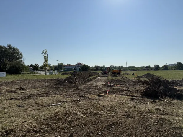 SLAVONSKI BRODPolovinom srpnja 2025. godine započeli su radovi na prvoj fazi izgradnje i opremanja dijela arboretumske zone u sklopu Tvrđave Brod. Riječ je o projektu koji je dio &scaron;ireg plana razvoja Botaničkog vrta, prvog takvog sadržaja u cijeloj Slavoniji,kolovoz 2025.