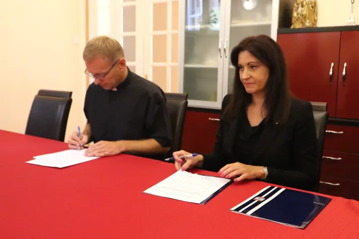 Osijek, 13. 08. 2025, Župni ured. Potpisivanje ugovrora o dodjeli pomoći za obnovu konkatedreale. Ugovor potpisali, županica Nataša Tramišaki i vlč. Matej Glavica, župnik Župe Sv. Petra i Pavla.snimio GOJKO MITIĆ