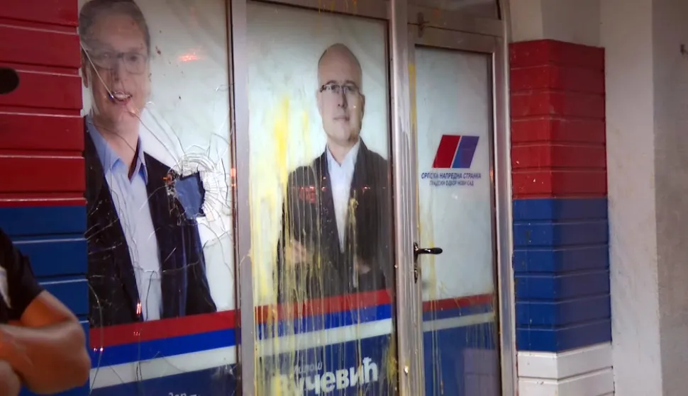 Beograd, 13.8.2025.- prosvjednika, te najmanje ?etiri policajca, ozlije?eno je u utorak nave?er u Vrbasu i Ba?koj Palanci tijekom protuvladinih prosvjeda na kojima su, prema izvje??ima pojedinih medija i snimkama s dru?tvenih mre?a, prista?e vladaju?e Srpske napredne stranke (SNS) zasule skupine studenata i gra?ana pirotehnikom i raznim predmetima. Foto: HINA/ FoNet/ Zoran Mr?a/ ua