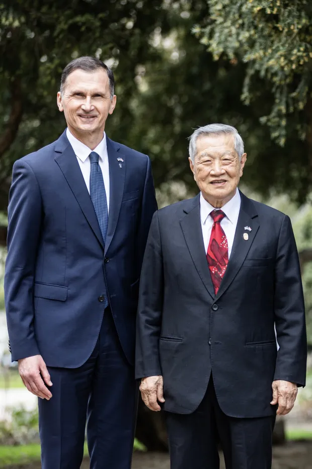 Credit: PRIVATNA ARHIVACaption:S vodećim američkim forenzičarem prof.dr. Henry Leejem nakon promocije knjige "Pucanj u Hrvatskoj"