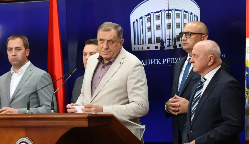 SARAJEVO, 14. kolovoza 2025. (Hina) - Smijenjeni predsjednik Republike Srpske Milorad Dodik morat će čekati da njegov zahtjev Ustavnom sudu BiH za dono&scaron;enje privremene mjere kojom bi se obustavila provedba presude kojom je osuđen na godinu dana zatvora dođe na dnevni red, a za to je sam kriv jer Ustavni sud zbog Dodikovih blokada radi u otežanim uvjetima.