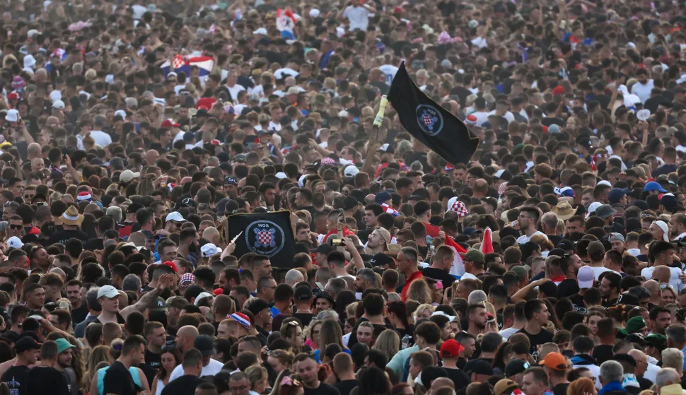 Zagreb, 05.07.2025 - Koncert Marka Perkovića Thompsona na zagrebačkom Hipodromu. Na slici zastave HOS-a u mnoštvu ljudi na hipodromu.foto HINA/ Damir SENČAR/ ds