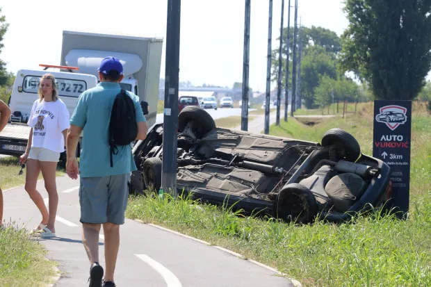 Osijek 14. 08. 2025, Prometna nesreća na Tenjskoj cesti kod biv&scaron;eg Ploljoprivrednog fakulteta. Audi zavr&scaron;io u kanalu. Vozač audia odvezen u KBC Osijek. Do prometne nesreće do&scaron;lo je zbog bezobzirnog i nepropisnog pretjecanaj kolone vozila koja se kretala iz pravca Tenje prema Osijeku, kada je volzilo Toyota Raw 4, navodno austriskih registarskih oznaka zakvačila vozilo Audi, i zatim pobjeglo s mjesta nesreće. Policija, hitna, u očekivanju očevida...snimio GOJKO MITIĆ