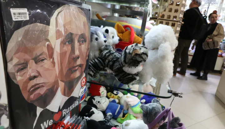 epa12106226 A t-shirt featuring portraits of Russian President Vladimir Putin (R) and US President Donald Trump (L) is on display at a gift shop in Moscow, Russia, 16 May 2025. EPA/MAXIM SHIPENKOV