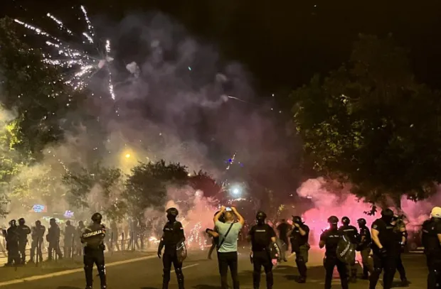 Beograd, 14.8.2025.- gradova Srbije u srijedu nave?er popri?te je sukoba policije i protuvladinih prosvjednika koji opsjedaju lokalna sjedi?ta vladaju?e Srpske napredne stranke (SNS) zbog nasilja njihovih prista?a protiv gra?ana na ranijim demonstracijama ispred strana?kih prostorija u dva vojvo?anska grada. Na slici prosvjed u Novom Sadu. foto HINA/ FoNet/ 021/ ua